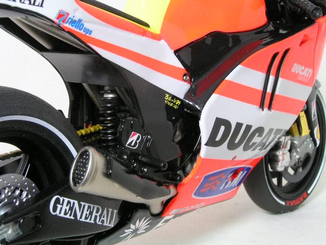 1/12 ドゥカティ GP11.1 #46 モトGP 2011 V.ロッシ Amazon | 1/12 ドゥカティ 〓 デスモセデッチ GP11.1